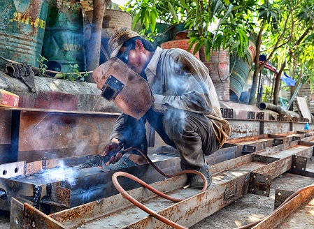 thợ hàn làm việc